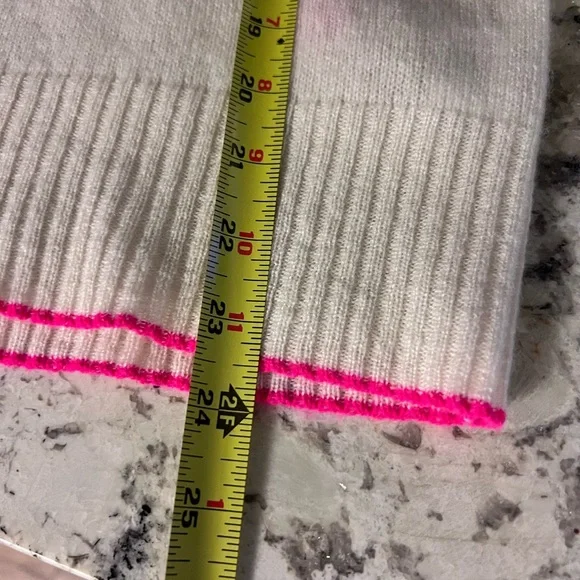 Cashmere Sweater with Pink Paradise Script made exclusively for Beau Rivage - Picture 6 of 7